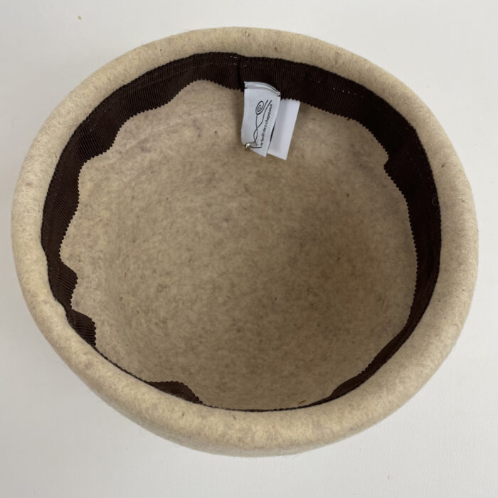 Bonnet de marin en feutre de laine ecru légérement moucheté