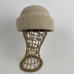 Bonnet de marin en feutre de laine ecru légérement moucheté