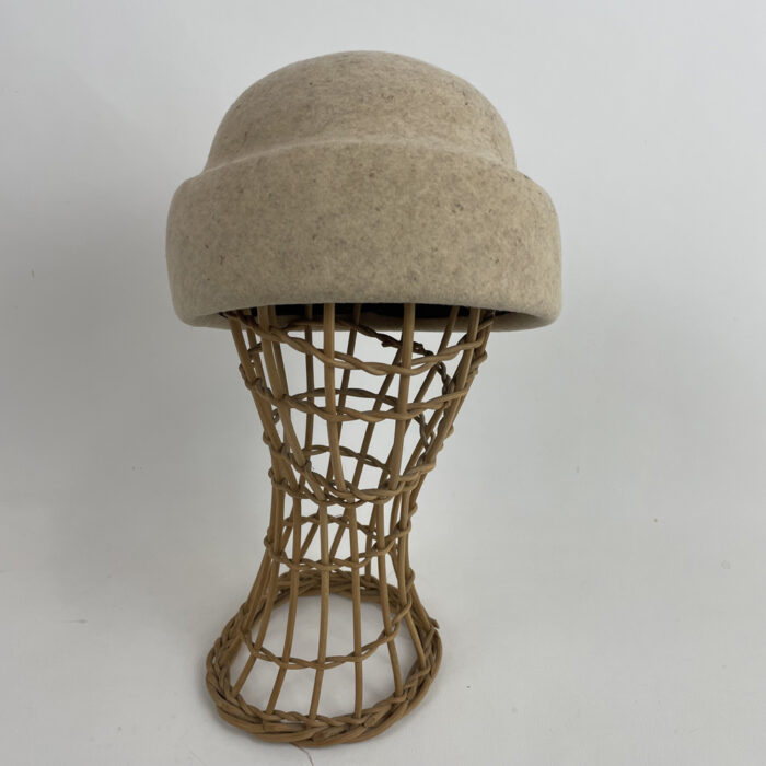 Bonnet de marin en feutre de laine ecru légérement moucheté