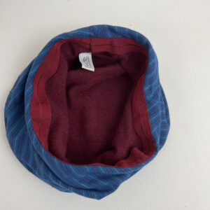 Toque en drap de laine rayé bleu doublé d'un jersey d'angora bordeaux