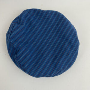 Toque en drap de laine rayé bleu doublé d'un jersey d'angora bordeaux