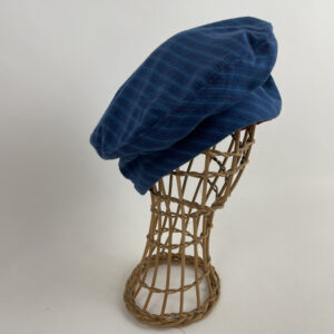 Toque en drap de laine rayé bleu doublé d'un jersey d'angora bordeaux