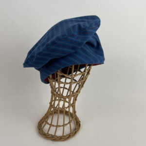 Toque en drap de laine rayé bleu doublé d'un jersey d'angora bordeaux