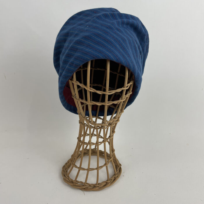 Toque en drap de laine rayé bleu doublé d'un jersey d'angora bordeaux