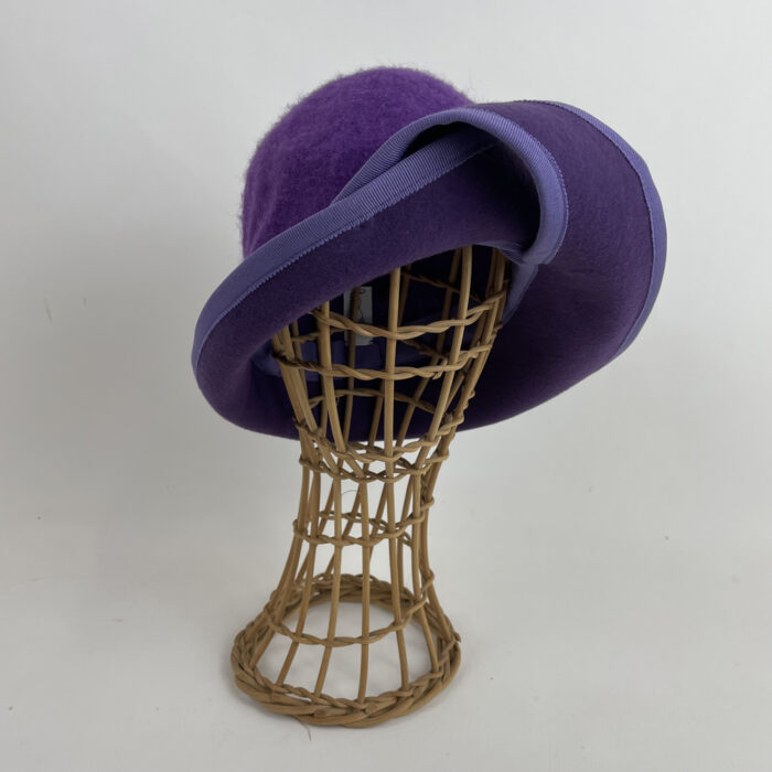 Chapeau violet en laine mérinos et feutre de laine