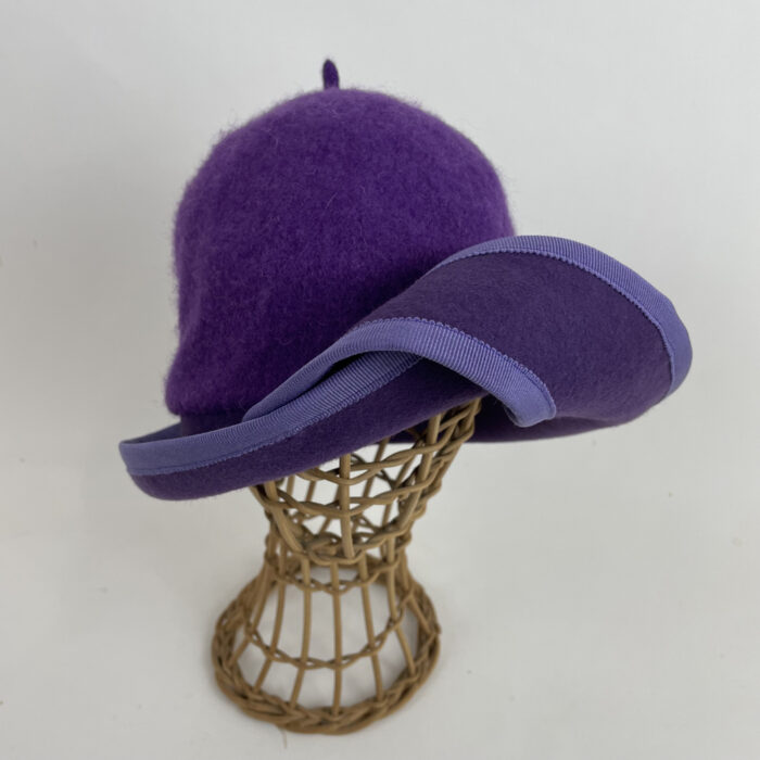 Chapeau violet en laine mérinos et feutre de laine