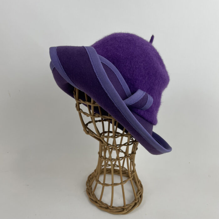 Chapeau violet en laine mérinos et feutre de laine