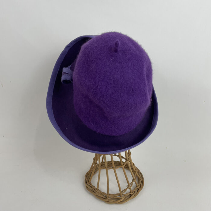 Chapeau violet en laine mérinos et feutre de laine