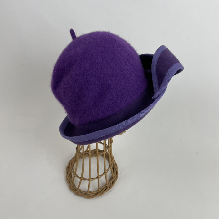 Chapeau violet en laine mérinos et feutre de laine