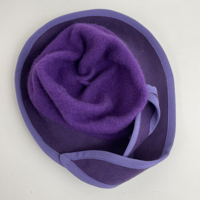 Chapeau violet en laine mérinos et feutre de laine