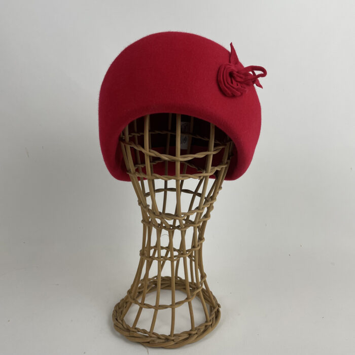 Bonnet bien emboitant en feutre de laine rouge
