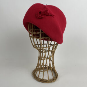 Bonnet bien emboitant en feutre de laine rouge
