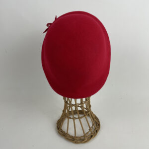 Bonnet bien emboitant en feutre de laine rouge