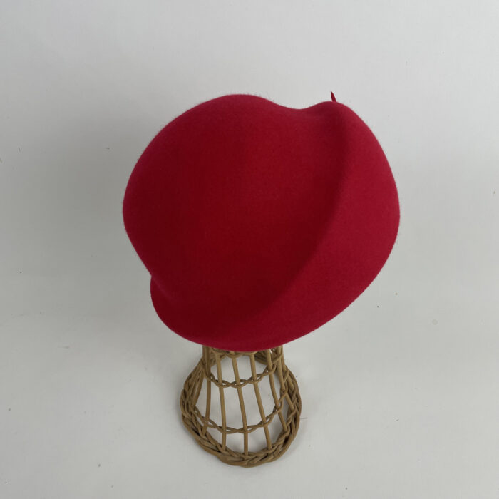Bonnet bien emboitant en feutre de laine rouge
