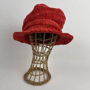 Chapeau casquette bien emboitant en velours chenille rouge