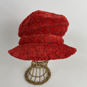 Chapeau casquette bien emboitant en velours chenille rouge