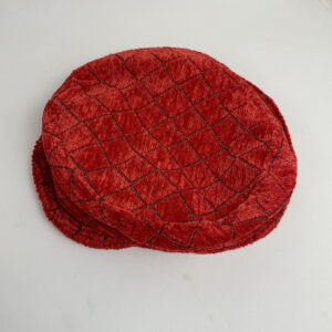 Chapeau casquette bien emboitant en velours chenille rouge