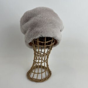 Toque en fausse fourrure beige doublée d'un jersey d'angora coordonné