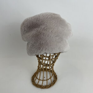 Toque en fausse fourrure beige doublée d'un jersey d'angora coordonné