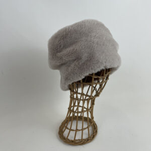 Toque en fausse fourrure beige doublée d'un jersey d'angora coordonné