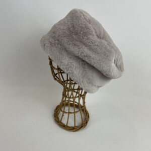 Toque en fausse fourrure beige doublée d'un jersey d'angora coordonné