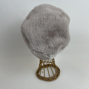 Toque en fausse fourrure beige doublée d'un jersey d'angora coordonné