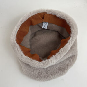 Toque en fausse fourrure beige doublée d'un jersey d'angora coordonné