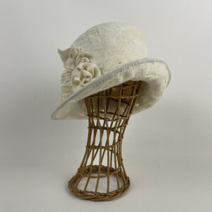 Haut de forme blanc en feutre nuno (laine mérinos d'Arles et soie)