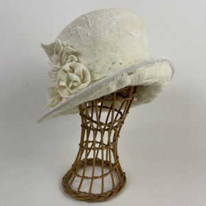 Haut de forme blanc en feutre nuno (laine mérinos d'Arles et soie)