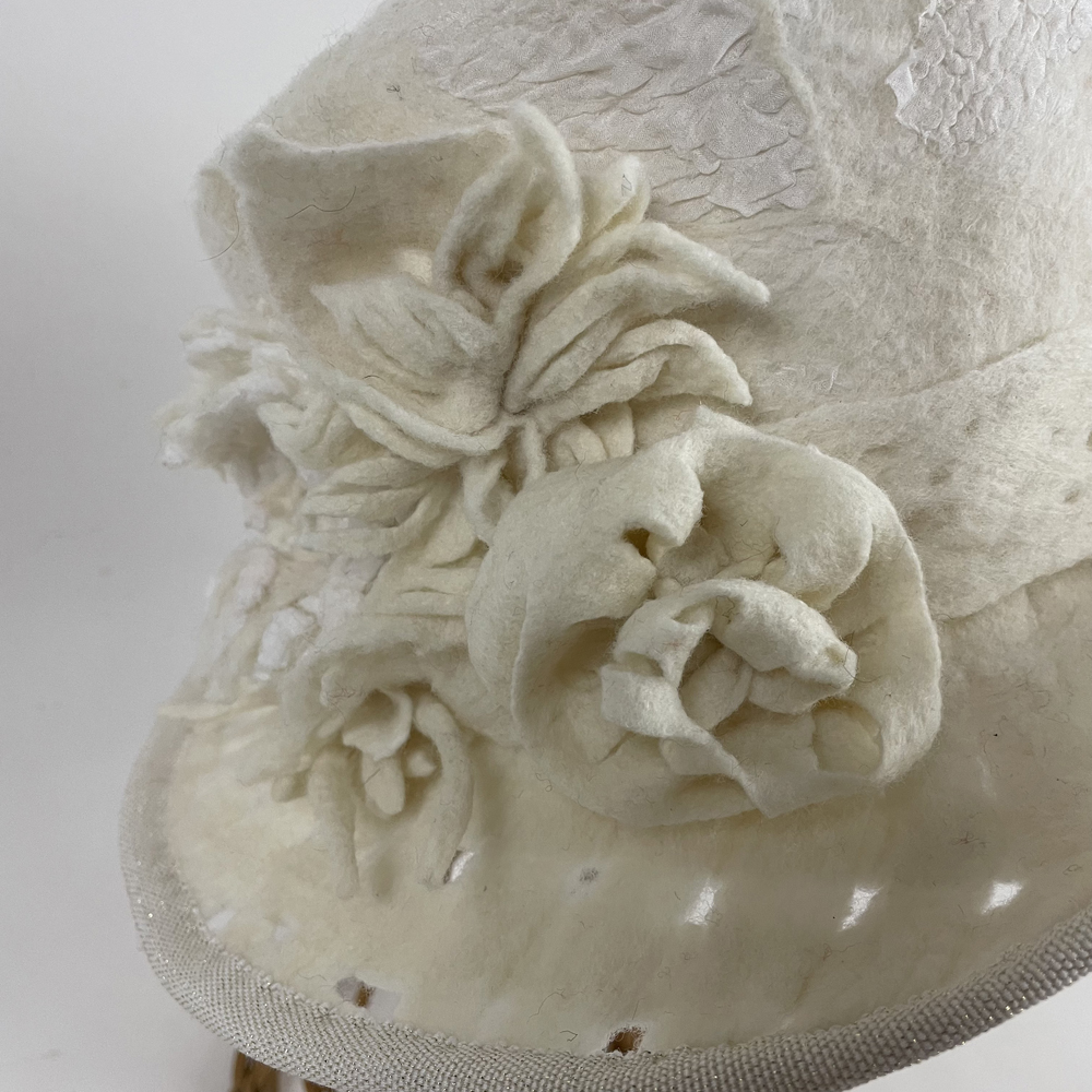 Haut de forme blanc en feutre nuno (laine mérinos d'Arles et soie)