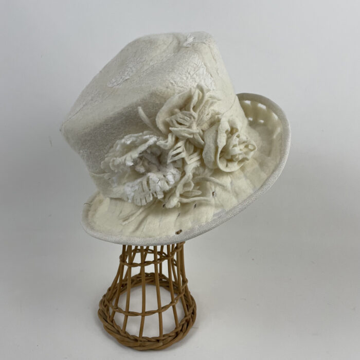 Haut de forme blanc en feutre nuno (laine m&eacute;rinos d'Arles et soie)