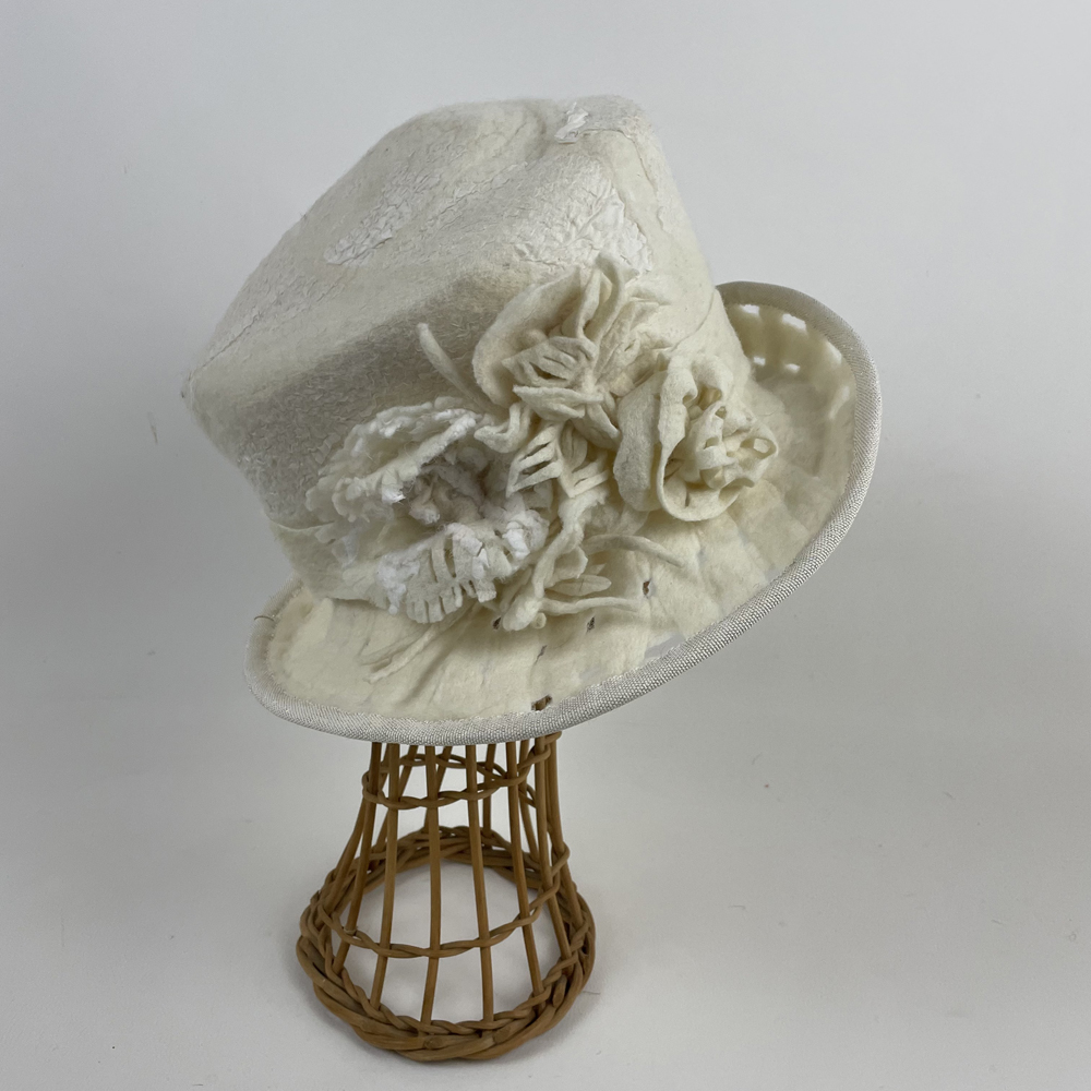 Haut de forme blanc en feutre nuno (laine mérinos d'Arles et soie)