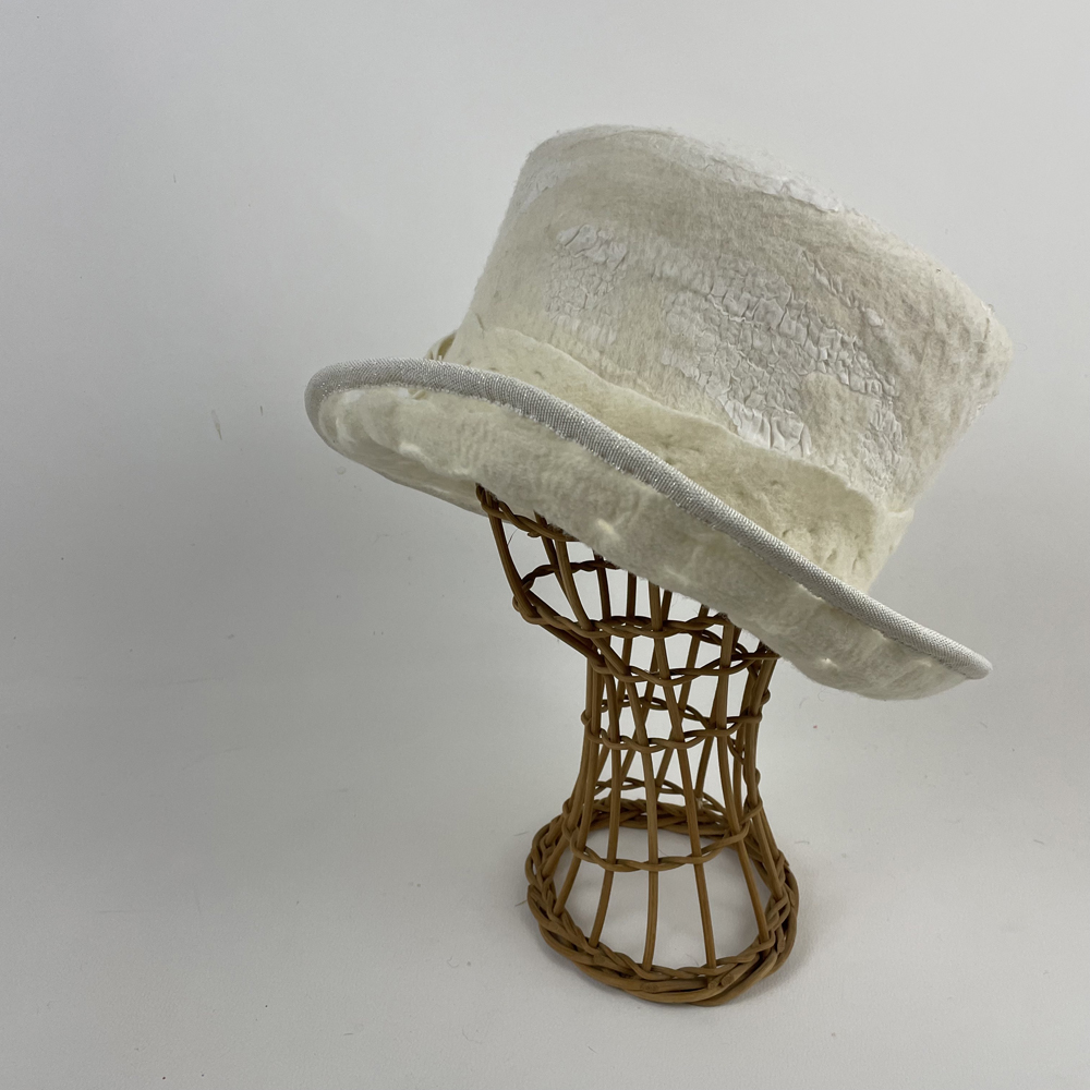 Haut de forme blanc en feutre nuno (laine mérinos d'Arles et soie)