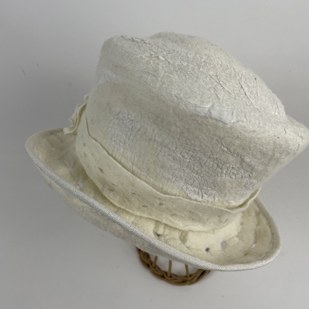 Haut de forme blanc en feutre nuno (laine mérinos d'Arles et soie)
