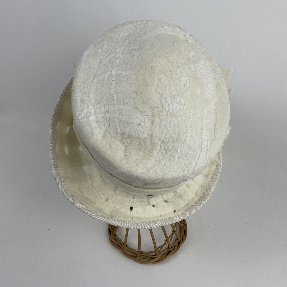 Haut de forme blanc en feutre nuno (laine mérinos d'Arles et soie)