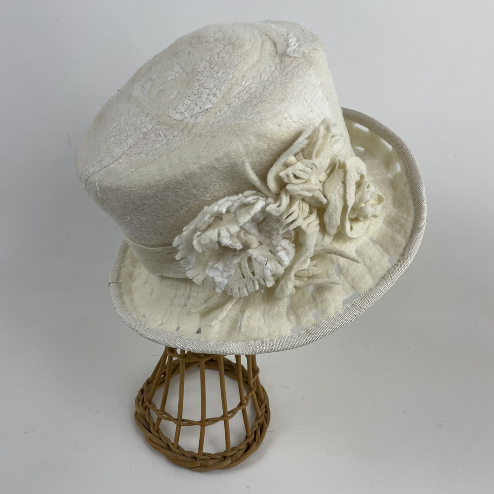 Haut de forme blanc en feutre nuno (laine mérinos d'Arles et soie)