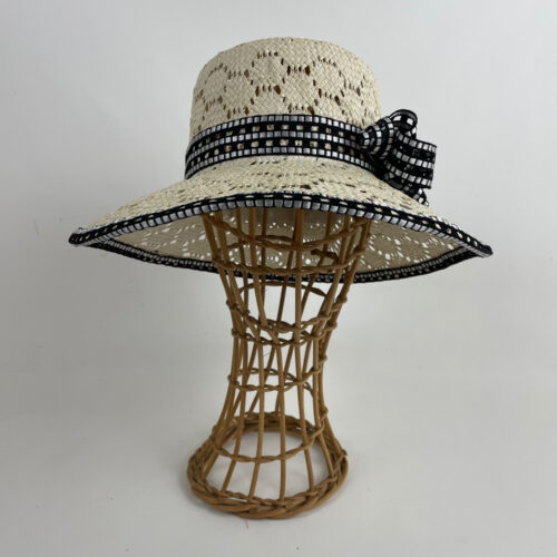 Chapeau en paille japonaise ivoire garni d'un gros grain noir et argent