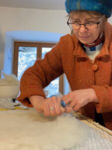 Démonstration de feutrage de laine mérinos et soie - Le feutre Nuno