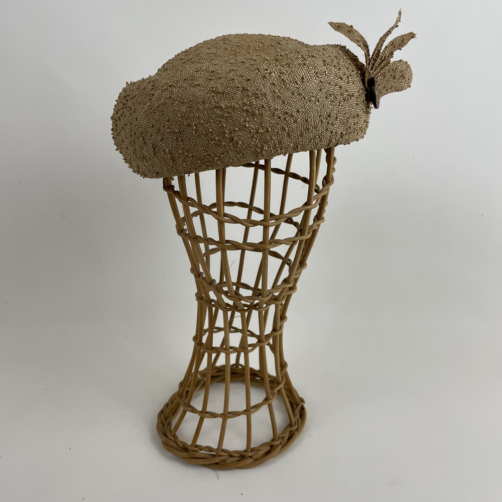 Toque en paille fine à picot mordoré garni de pétales coordonnées et d'un bouton en noix de coco