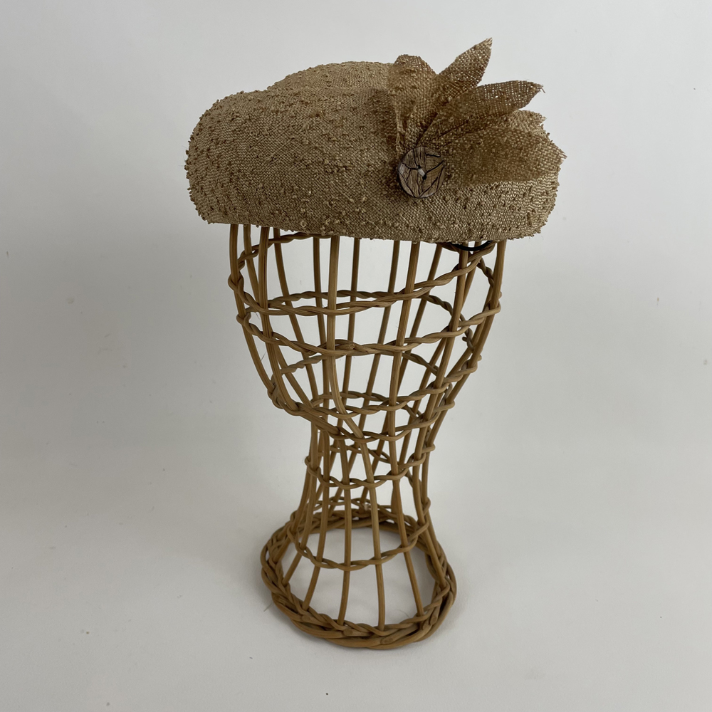 Toque en paille fine à picot mordoré garni de pétales coordonnées et d'un bouton en noix de coco