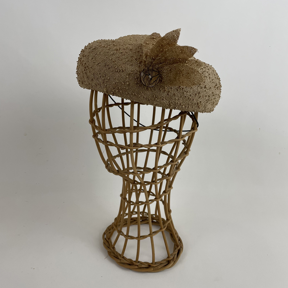 Toque en paille fine à picot mordoré garni de pétales coordonnées et d'un bouton en noix de coco