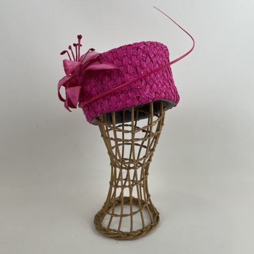 Toque en paille de blé rose fushia garni d'un rachis et d'une fleur en lys façonnée à la main