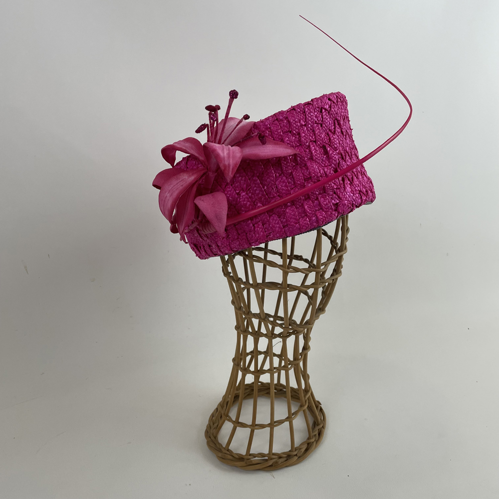 Toque en paille de blé rose fushia garni d'un rachis et d'une fleur en lys façonnée à la main