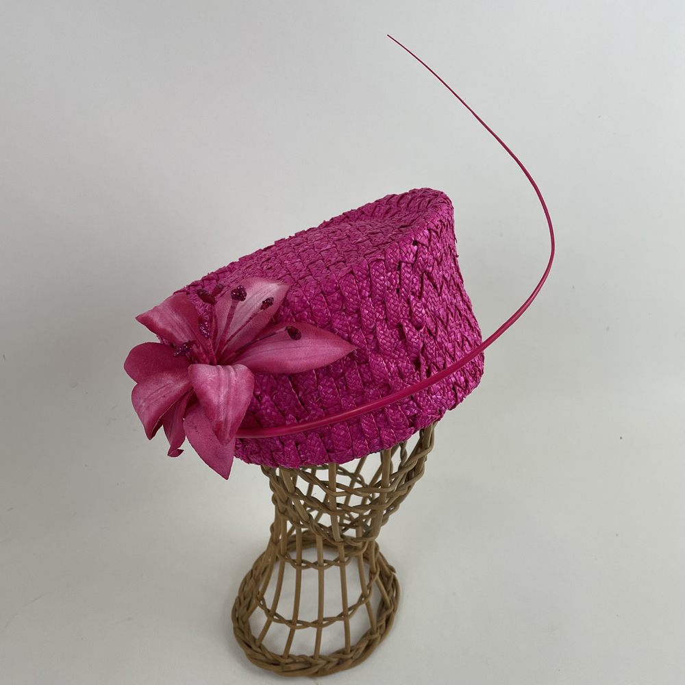 Toque en paille de blé rose fushia garni d'un rachis et d'une fleur en lys façonnée à la main
