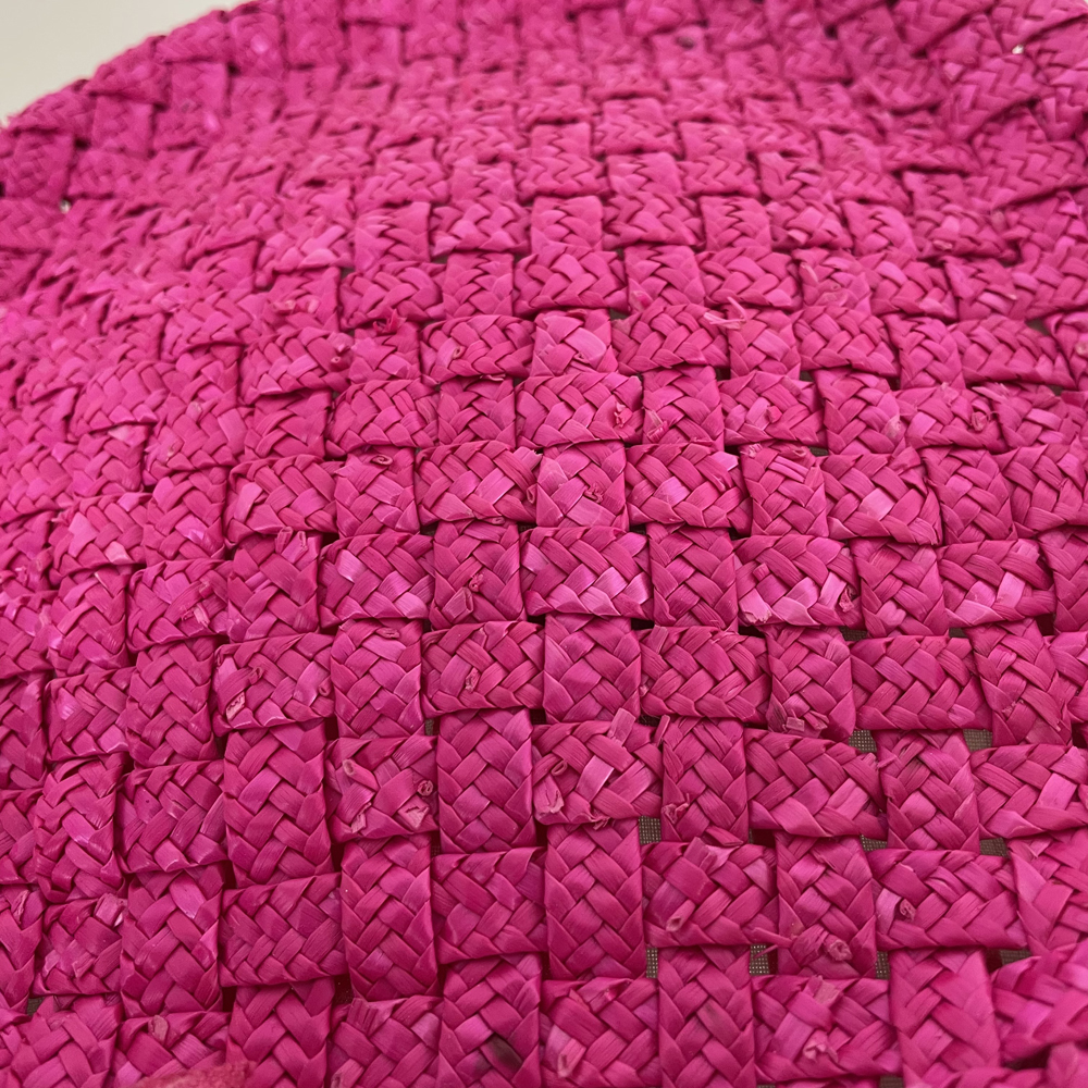 Toque en paille de blé rose fushia garni d'un rachis et d'une fleur en lys façonnée à la main