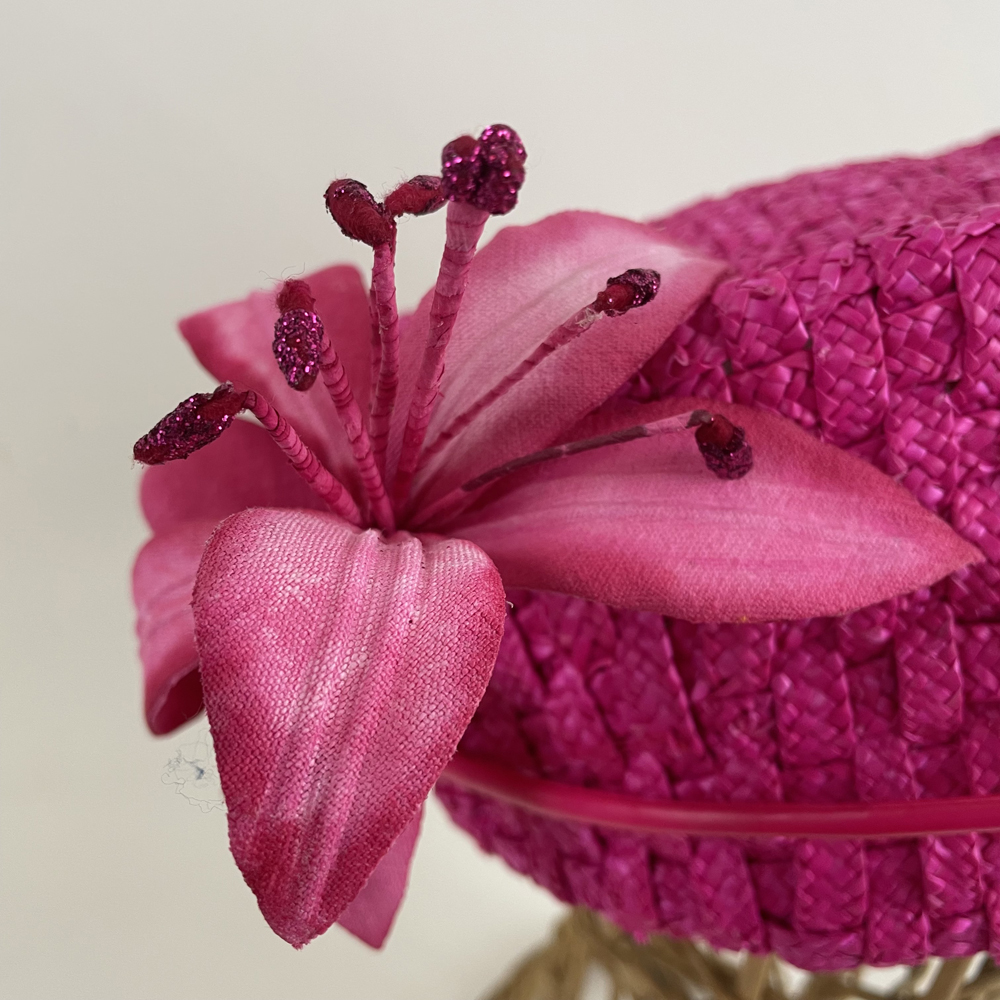 Toque en paille de blé rose fushia garni d'un rachis et d'une fleur en lys façonnée à la main