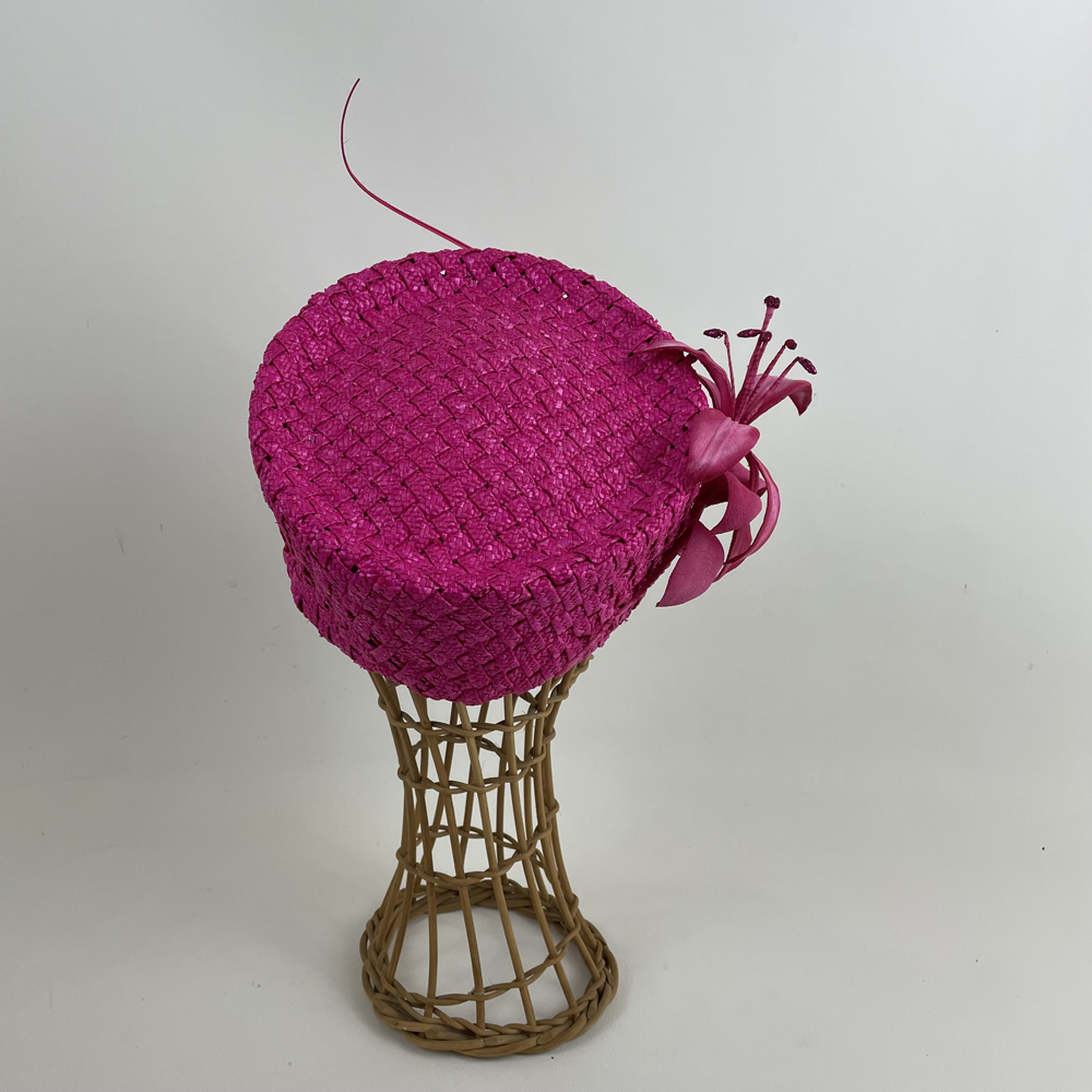 Toque en paille de blé rose fushia garni d'un rachis et d'une fleur en lys façonnée à la main
