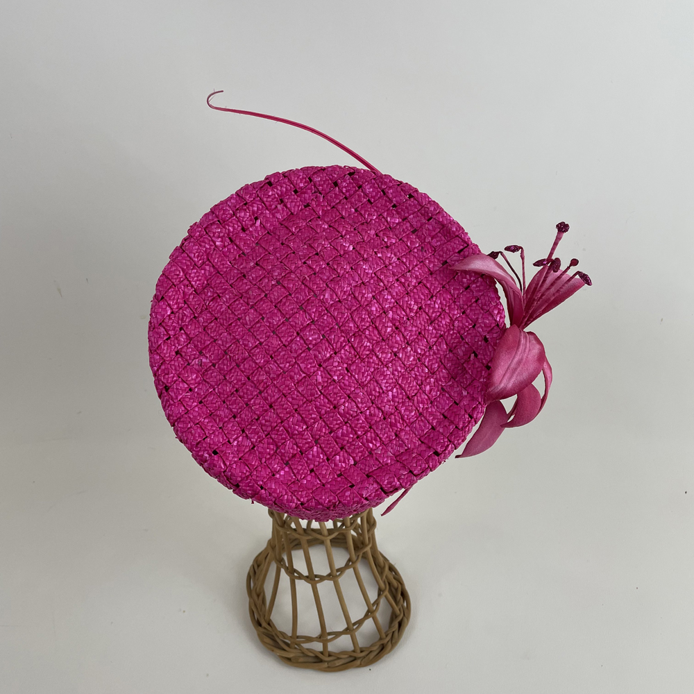 Toque en paille de blé rose fushia garni d'un rachis et d'une fleur en lys façonnée à la main