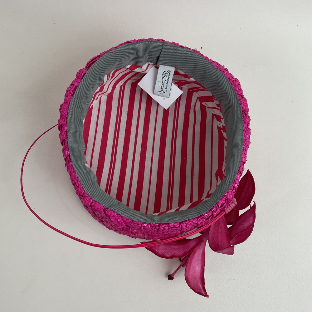 Toque en paille de blé rose fushia garni d'un rachis et d'une fleur en lys façonnée à la main