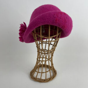 Cloche rose framboise en feutre de laine mérinos feutré à la main.